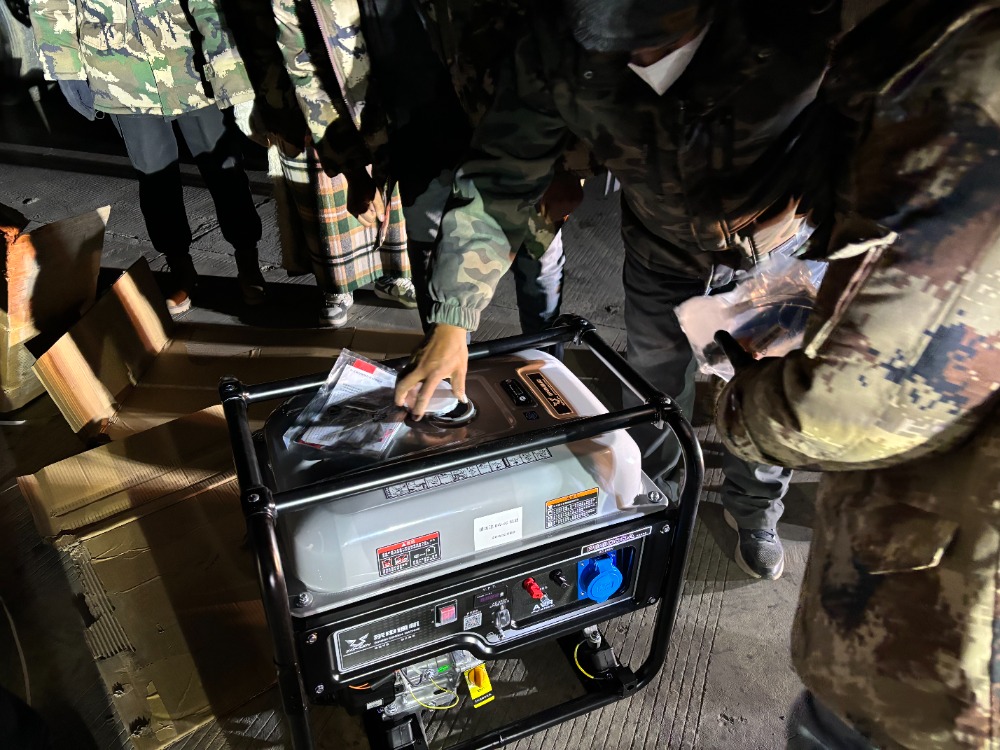 震區所需 重慶所能!重慶首批救援物資跨越千里抵達雪域高原