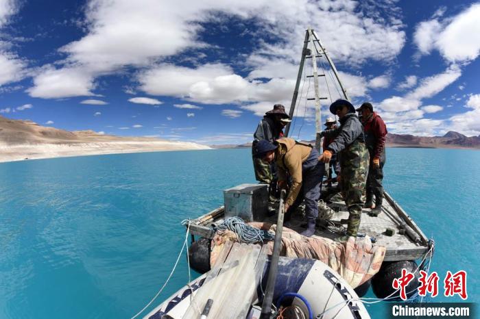 科考隊員在湖泊鉆探平臺上小心搬運采集的巖芯樣品。　<a target='_blank' ><p  align=