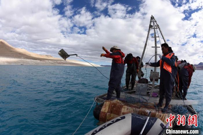 科考隊員在湖泊鉆探平臺上拋固定平臺的錨。　<a target='_blank' ><p  align=