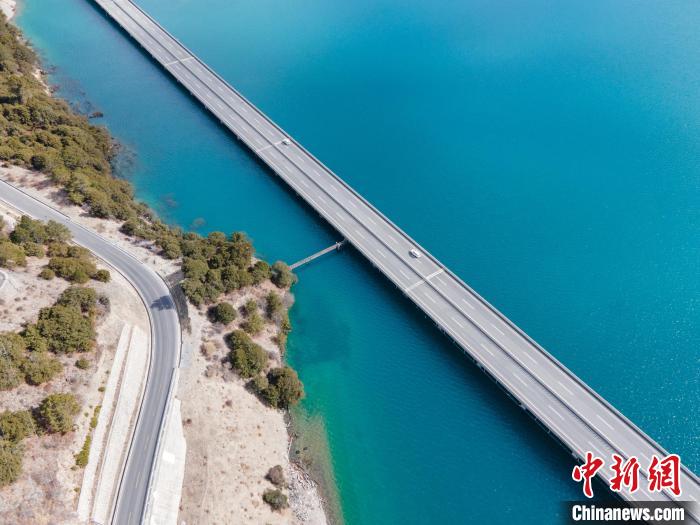 圖為西藏林拉高等級公路多布湖段風光。　江飛波 攝