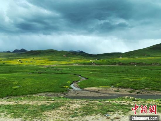 自2005年啟動(dòng)三江源生態(tài)保護(hù)和建設(shè)工程以來，果洛州共治理黑土灘315.11萬畝，使果洛州生態(tài)環(huán)境15年來得到明顯好轉(zhuǎn)。　孫睿 攝