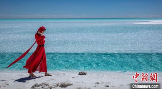 圖為地處柴達木盆地的東臺吉乃爾湖?！∧獑⒚鳌z