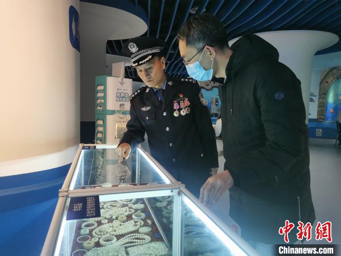 圖為森林警察為游客講解查獲這些象牙制品過程中發生的真實故事。　文思睿 攝