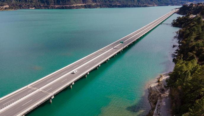 資料圖為西藏拉薩至林芝高等級公路多布湖風(fēng)光。　江飛波 攝