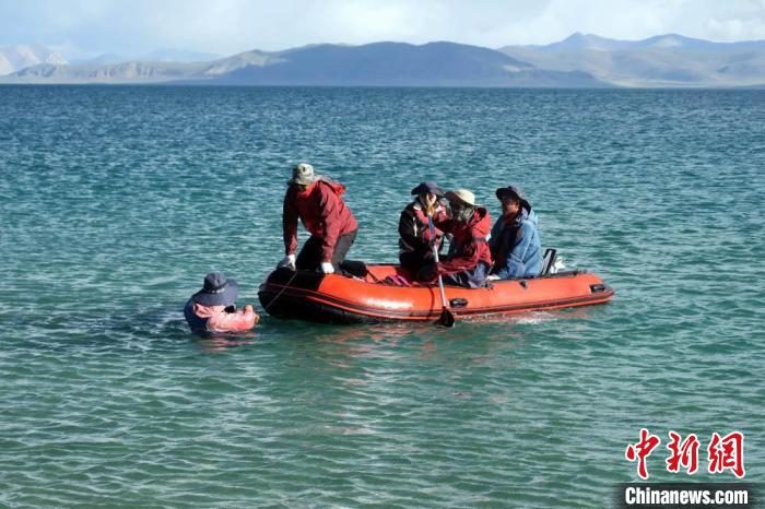 科考隊(duì)員乘充氣快艇考察扎日南木錯(cuò)歸來(lái)。　<a target='_blank' ><p  align=
