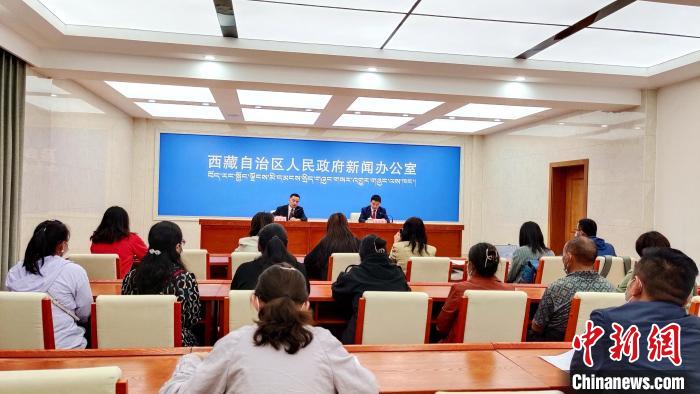 圖為西藏阿里地區(qū)在拉薩召開(kāi)新聞發(fā)布會(huì)，發(fā)布西藏和平解放70年來(lái)阿里地區(qū)經(jīng)濟(jì)社會(huì)發(fā)展成就。　貢桑拉姆 攝