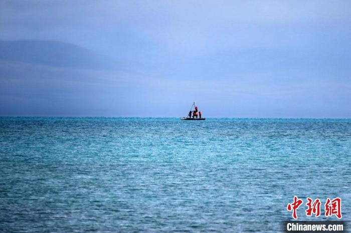 從岸邊營地以長焦鏡頭遠眺，科考隊員在巴木錯作業。　<a target='_blank' ><p  align=