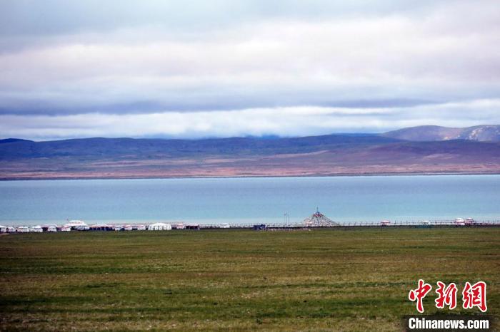 西藏安多縣茲格塘錯(cuò)岸邊帳篷林立，旅游業(yè)發(fā)展勢頭良好。　<a target='_blank' ><p  align=