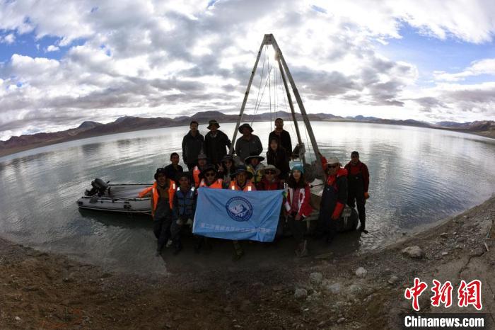 科考隊(duì)員在結(jié)則茶卡湖岸邊合影。　<a target='_blank' ><p  align=
