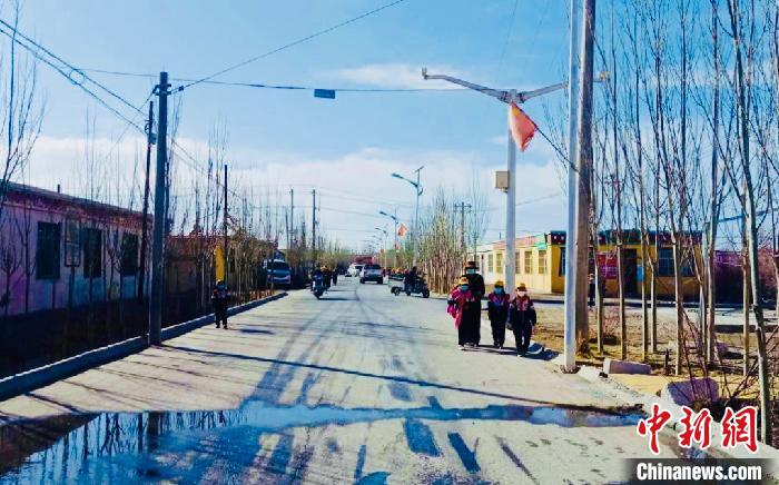 圖為黃河源昆侖社區馬路的一角。　格爾木市委宣傳部 供圖
