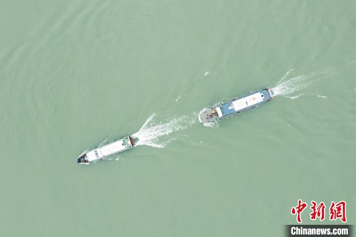 聯(lián)合巡江守護(hù)活動(dòng)現(xiàn)場。 江安縣融媒體中心 攝