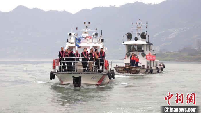 聯(lián)合巡江守護(hù)活動(dòng)現(xiàn)場。 江安縣融媒體中心 攝