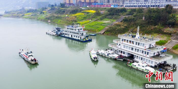 聯(lián)合巡江守護(hù)活動(dòng)現(xiàn)場。 江安縣融媒體中心 攝