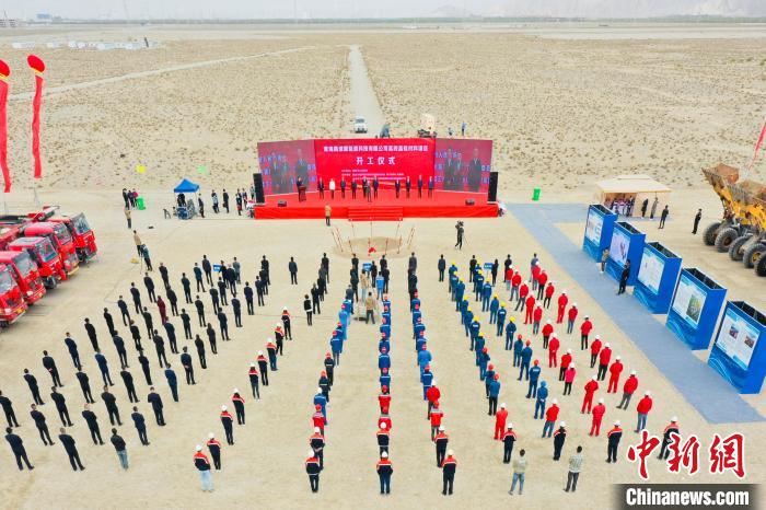 圖為無人機航拍開工現(xiàn)場?！∷髂辖?攝