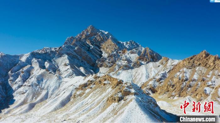 圖為山川被白雪覆蓋，與藍(lán)天相互呼映。　都蘭縣融媒體中心供圖