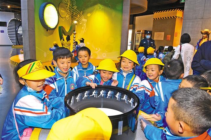 圖為10月29日，一年級的同學們在科技館參觀體驗。李洲 攝.jpg