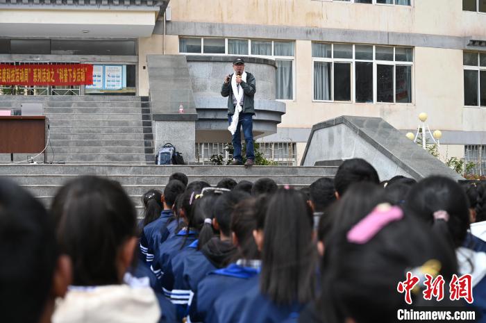 圖為西藏大學教授寧長春為中學生授課。　趙朗 攝