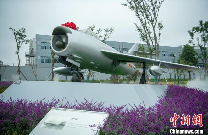 園林式戰(zhàn)斗機(jī)博物館內(nèi)展示的“殲5甲”飛機(jī)。　劉忠俊 攝