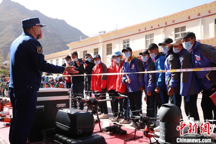 圖為消防指戰員為學生講解、演示先進救援裝備。　趙琳 攝