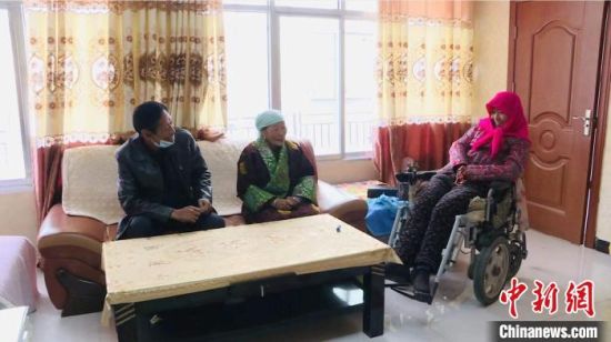 圖為仁欠卓瑪一家在房間里愉快的聊天。　都蘭縣委宣傳部 供圖 　　