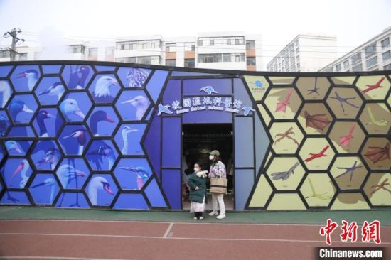 圖為西寧市第一中學(xué)濕地科普宣教館。 李江寧 攝