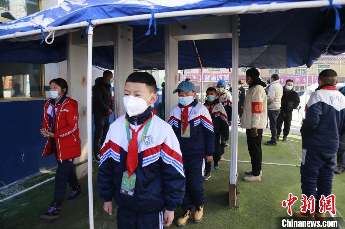 圖為學生測量體溫后進入校園。　馬銘言 攝