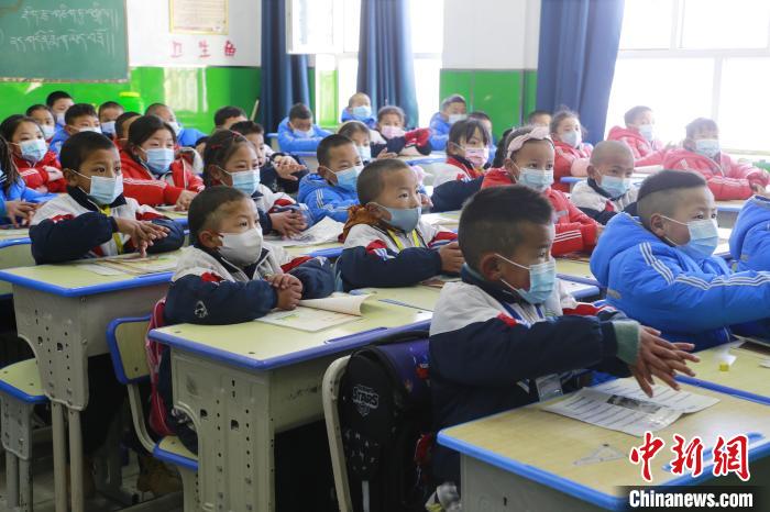 圖為學生學習七步洗手法。　馬銘言 攝