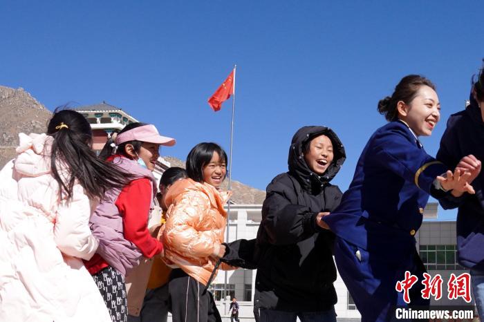 別樣“三八”婦女節:西藏森林消防巾幗愛心溫暖福利院兒童