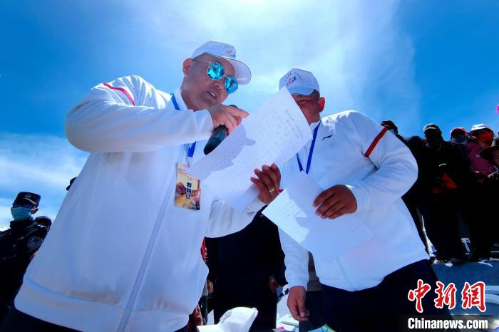 圖為裁判員統計牧民運動項目比賽成績。　李雋 攝