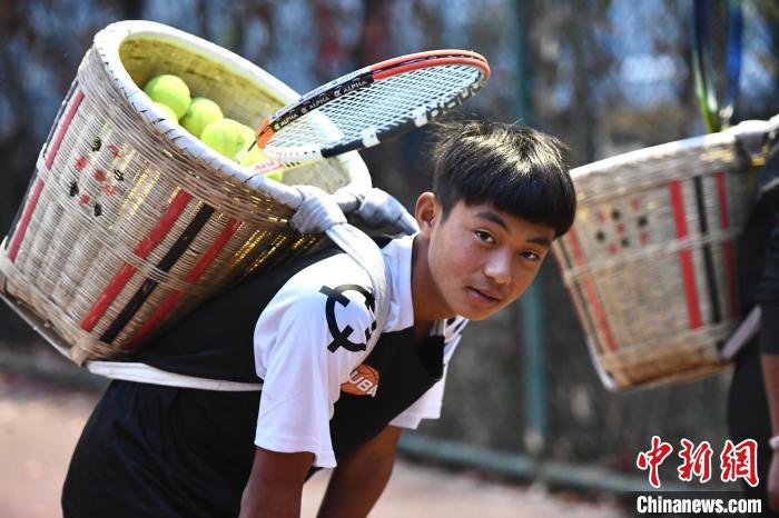 圖為“背簍少年”王發正在廊坊市體育館網球訓練中心進行訓練?！∴嵆孔?攝