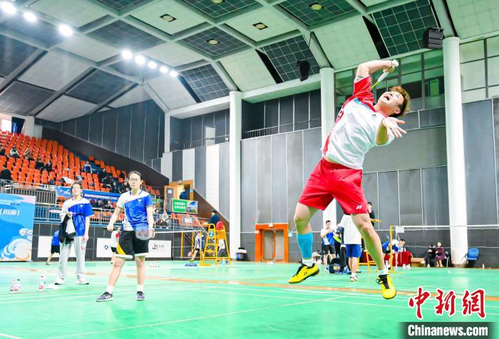 海峽兩岸暨港澳地區(川渝)青年羽毛球邀請賽在渝揮拍