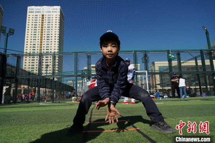 圖為小棒球手進(jìn)行接球動作訓(xùn)練。　馬銘言 攝