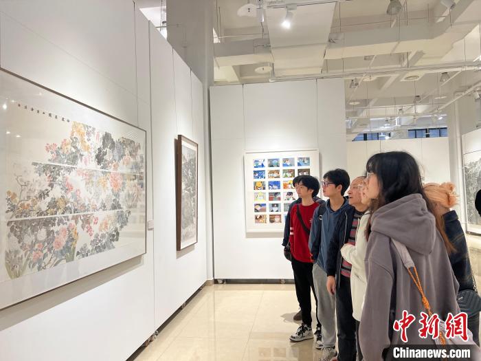圖為全國青年教師中國畫學術邀請展現場。　鐘旖 攝