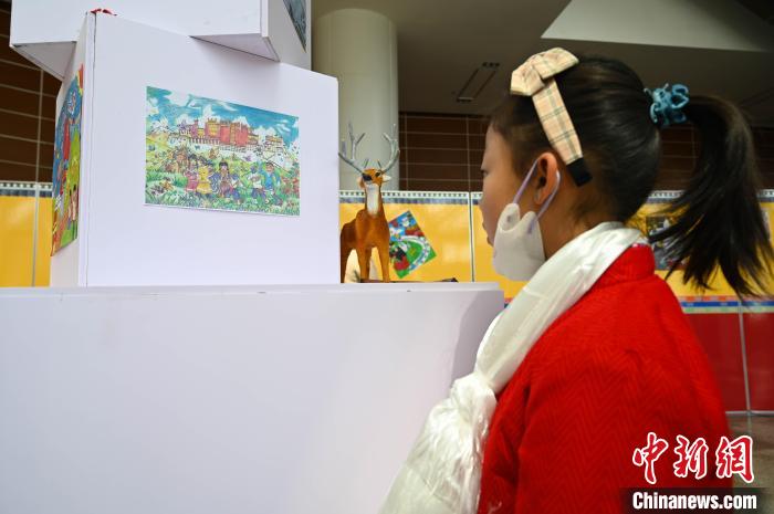 圖為學(xué)生參觀繪畫(huà)展。　趙朗 攝