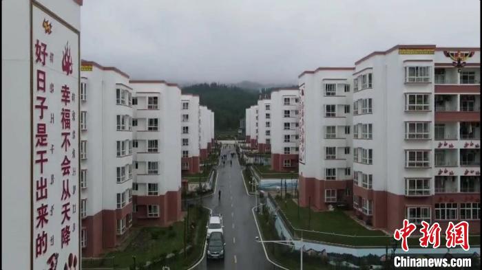 越西縣最大的易地扶貧搬遷安置點——城北感恩社區。　何浠 攝