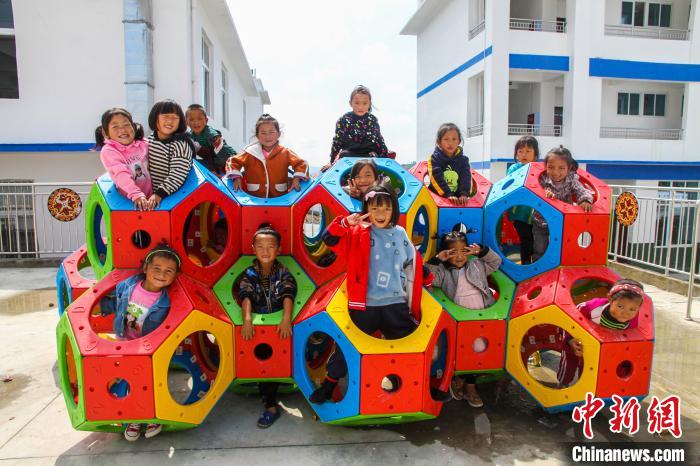 喜德縣一學校內，孩子們露出開心的笑容。　爾古木三 攝