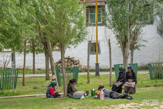 【走進鄉村看小康】西藏塔巴村：村美陶美人更美