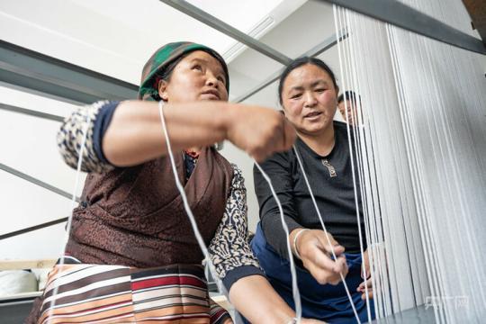 【走進鄉村看小康】西藏塔巴村：村美陶美人更美