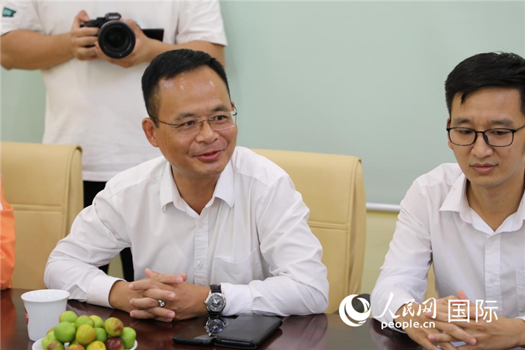 小中河電廠廠長阮紅光（左一）人民網記者 簡承淵攝