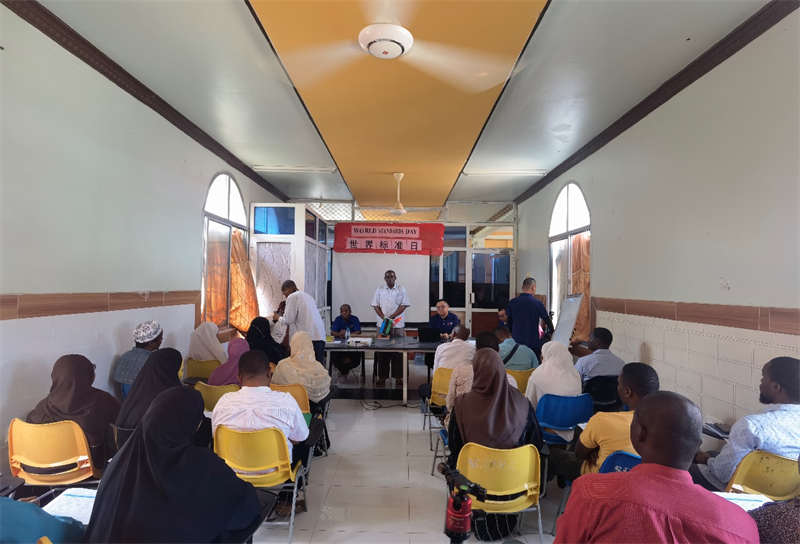 奔巴衛生署醫政處處長馬蘇德致辭。施亮攝（專家組供圖）