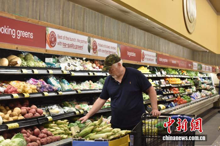 當地時間7月18日，美國密歇根大學公布報告顯示，7月美國消費者信心指數升至61.8，為近5個月以來的最高值。圖為美國民眾在馬里蘭州羅克韋爾一超市購物。 <a target='_blank' href='/' _fcksavedurl='/'><p  align=