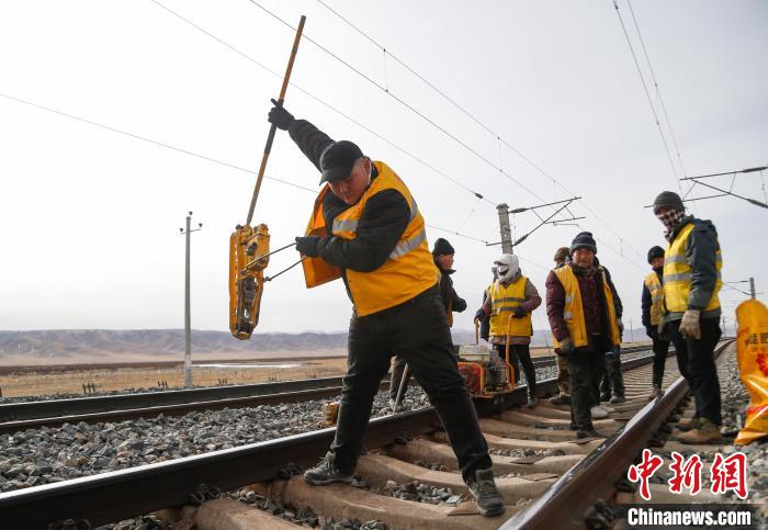 (新春見聞)青藏鐵路“00后”職工:護“天路”安全保旅客出行平安