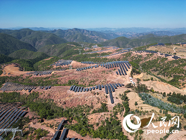 云南南華羅文村的山坡上，一塊塊光伏板連接成片。人民網記者 程浩攝
