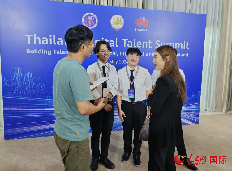 泰國國立法政大學學生接受本網采訪。李映民攝