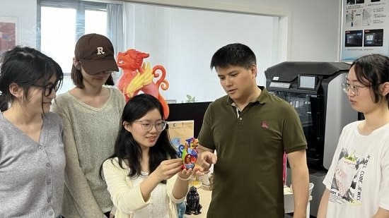 文創團隊討論銅坐龍設計形象