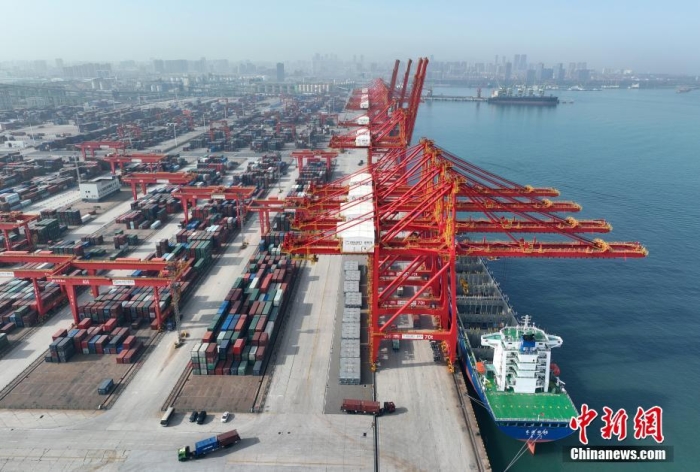 資料圖：山東日照港全自動化集裝箱碼頭作業現場。(無人機圖片)<a target='_blank' href='/'><p  align=