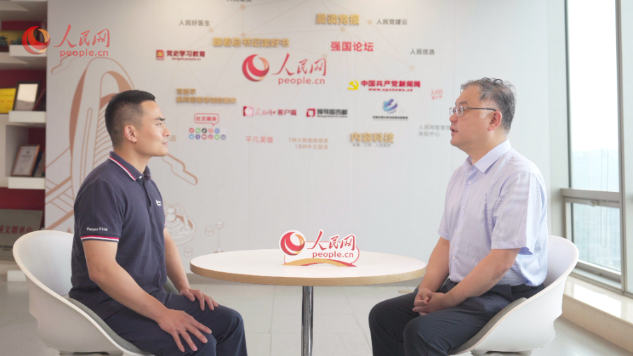 中共中央黨校（國家行政學(xué)院）國家治理教研部副主任李江濤（右）接受采訪。人民網(wǎng)記者 王紹紹攝