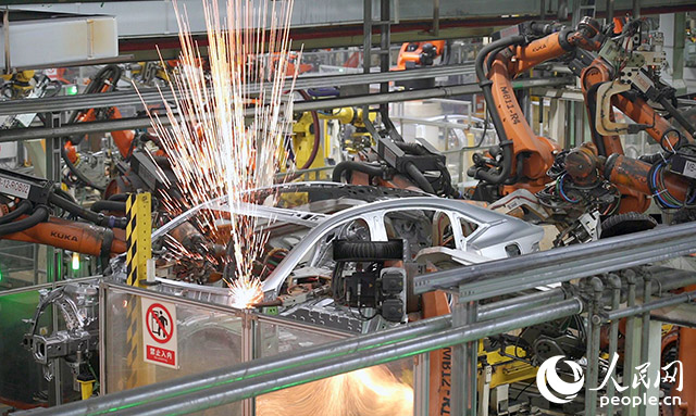 長安汽車兩江工廠，機械臂正在工作。人民網(wǎng)記者 劉祎攝