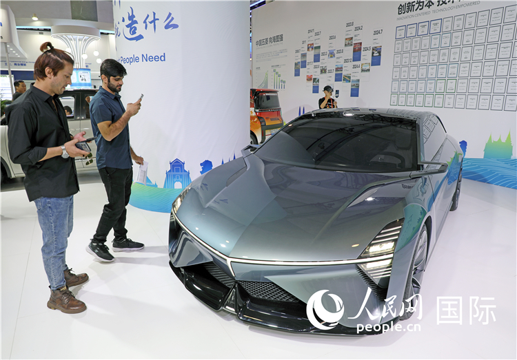 東博會上，上汽通用五菱展出的一款名為“東盟之光”的新能源概念車吸引參觀者駐足。人民網記者趙益普攝