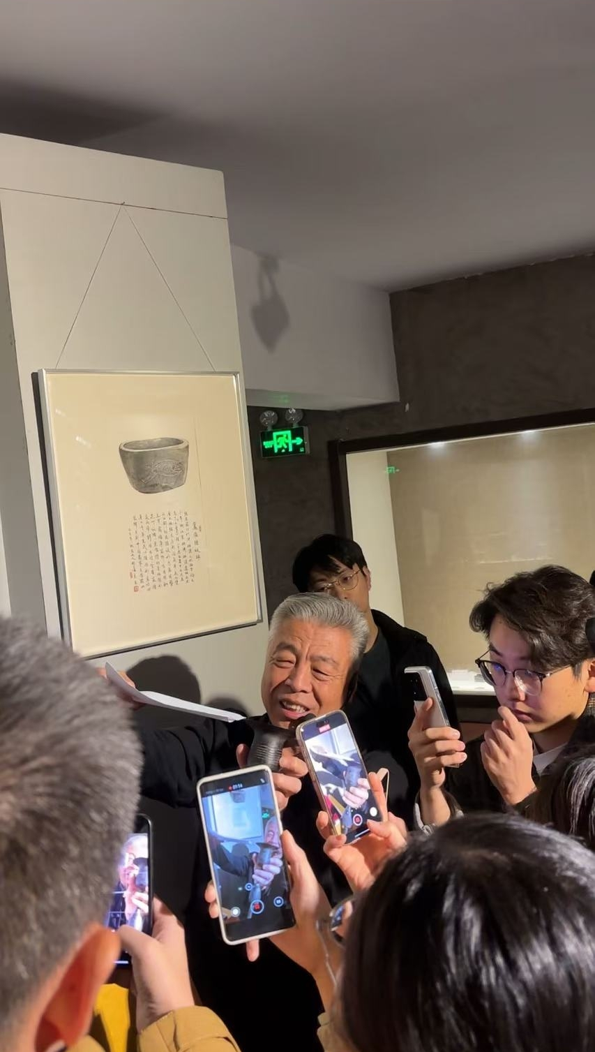 黑陶邢文化博物館館長邢葆東展示兩張相疊的A4紙,向記者解釋此為杯口的厚度。